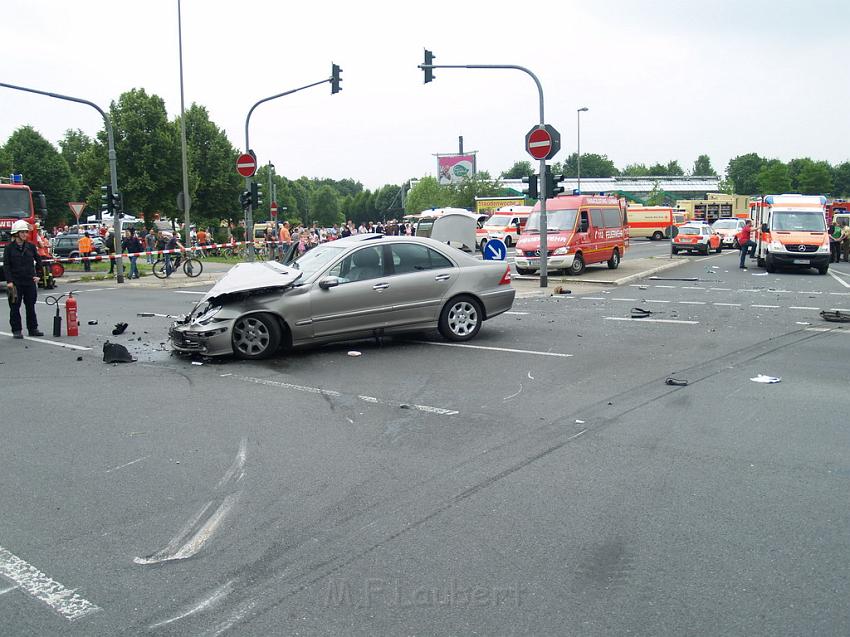 Schwerer Unfall mit Reisebus Lohmar Donrather Dreieck P336.JPG